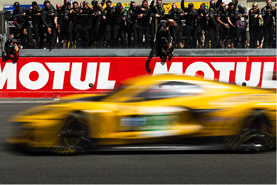 Die TF Sport Corvette Z06 GT3.R rast als Schemen vorbei, auf dem Weg zum Klassensieg beim 24-Stunden-Rennen von Le Mans 2026.