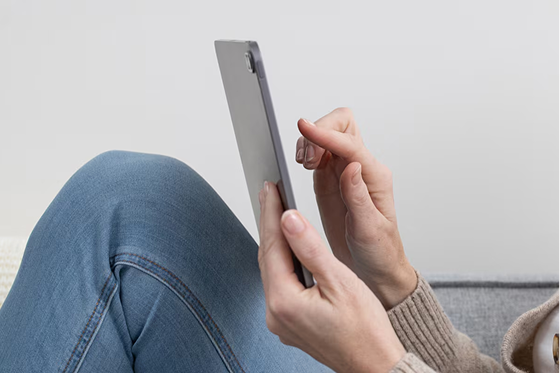 Nahaufnahme der Hände einer Person, die ein Smartphone hält und eine Telefonnummer eingibt.