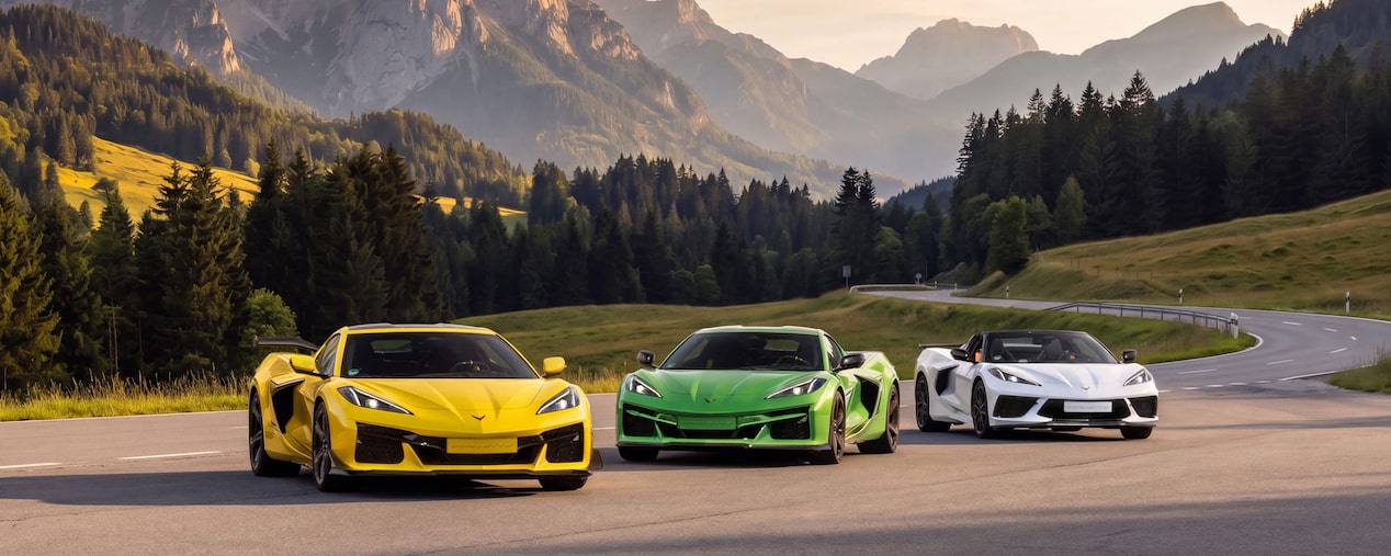 Dreiviertelansicht der Corvette Stingray, Z06 und E-Ray, startbereit auf einer alpinen Rennstrecke.