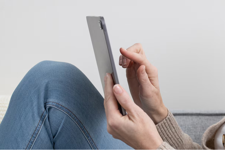  Nahaufnahme von Händen, die ein Smartphone halten und eine Telefonnummer eingeben.