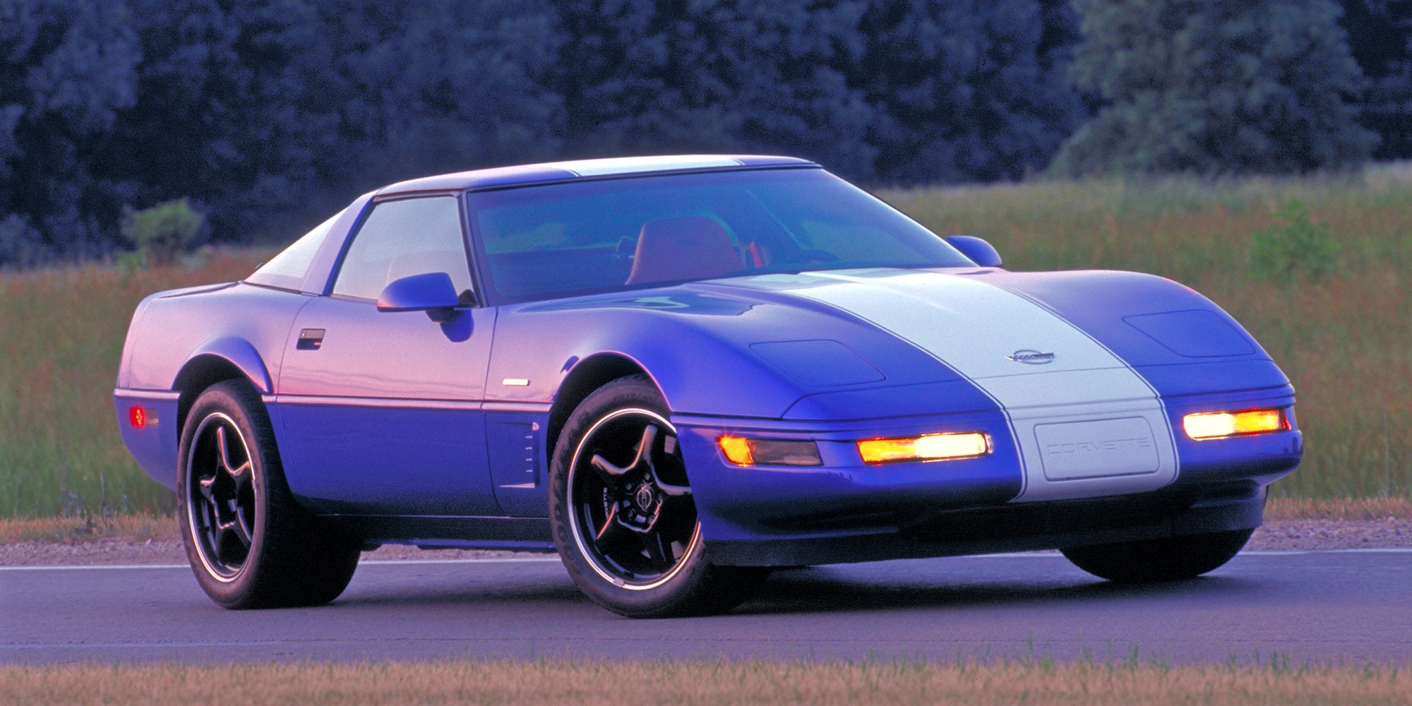 Dreiviertelansicht einer Chevrolet Corvette Grand Sport von 1996 in Admiral Blue mit weißem Rennstreifen.