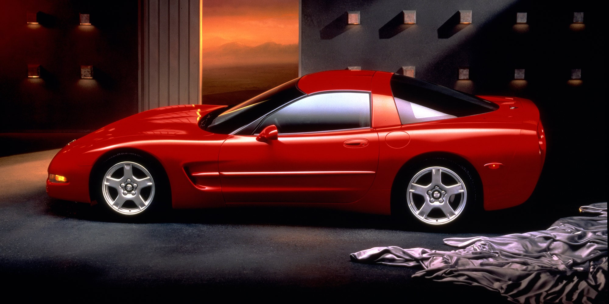 Seitenansicht einer roten Corvette C5, die den LS1-V8-Motor einführte.