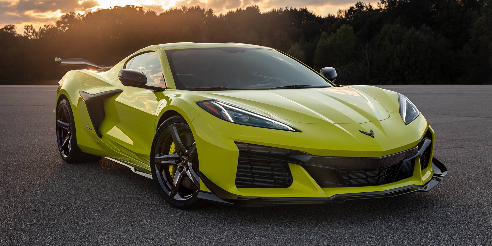 Dreiviertelansicht einer Chevrolet Corvette Z06 (2023) in Accelerate Yellow, in der Dämmerung auf einer Straße geparkt.