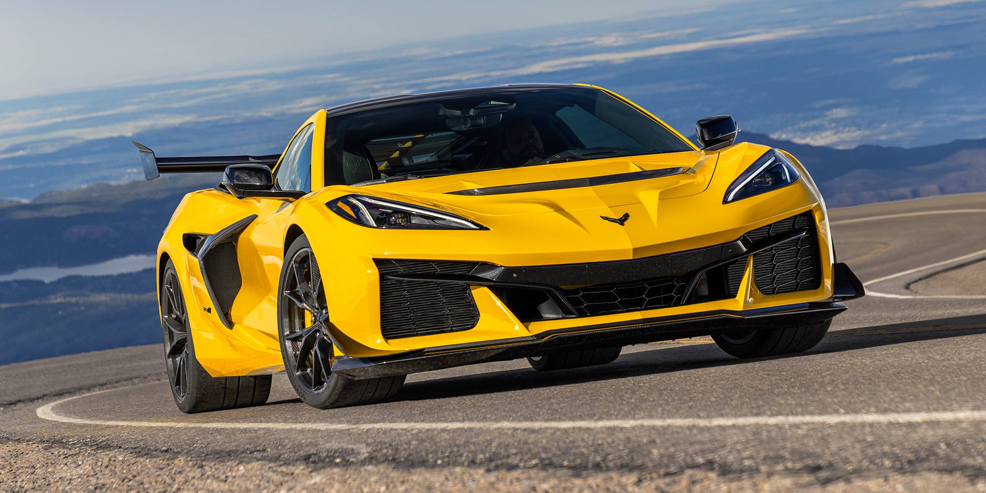 Dreiviertelansicht eines Corvette ZR1 (2025) in Competition Yellow in einer Kurve auf der Rennstrecke.